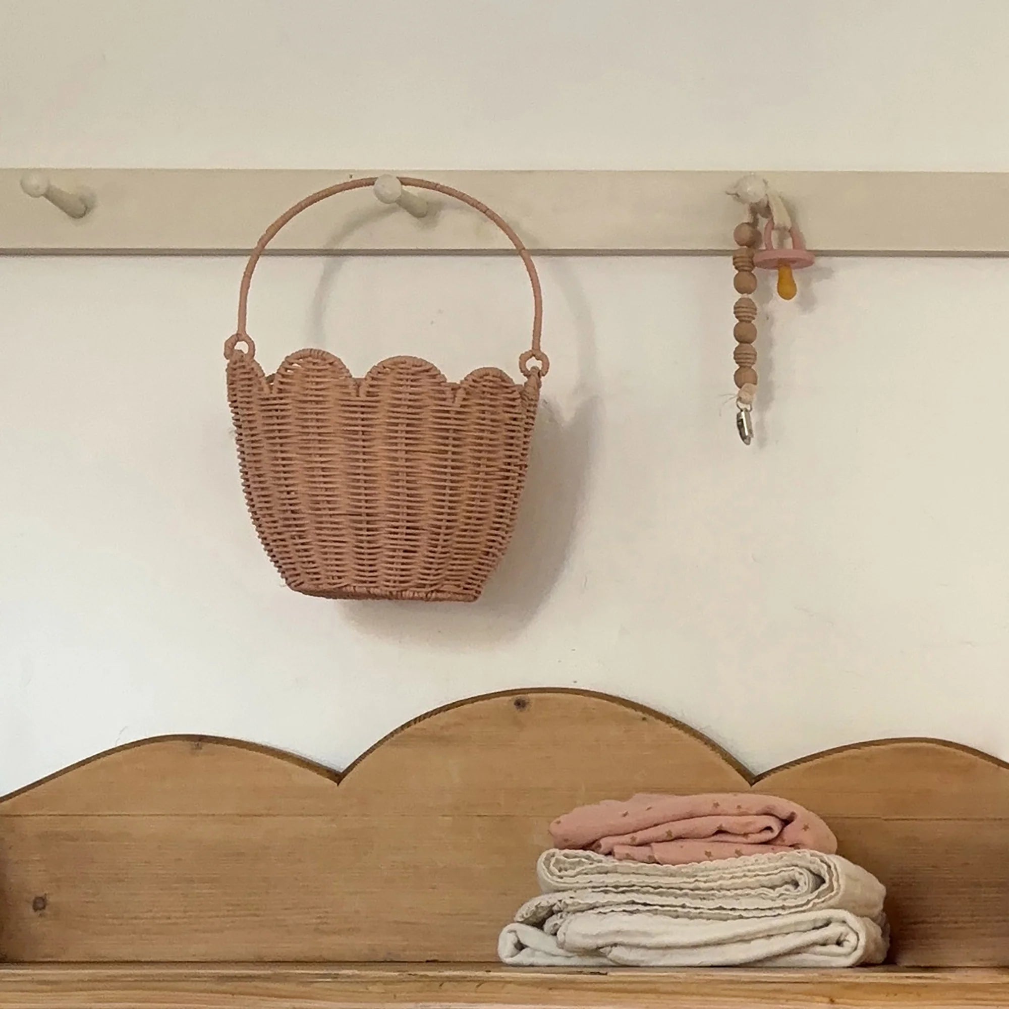 RATTAN TULIP CARRY BASKET seashell pink